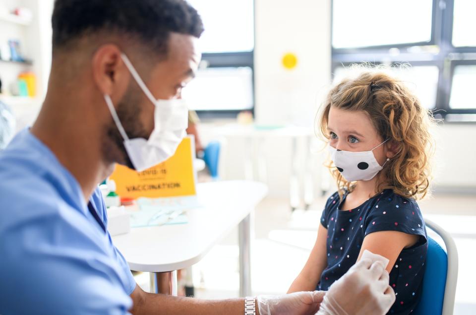 Une fillette reçoit un vaccin dans une salle de classe