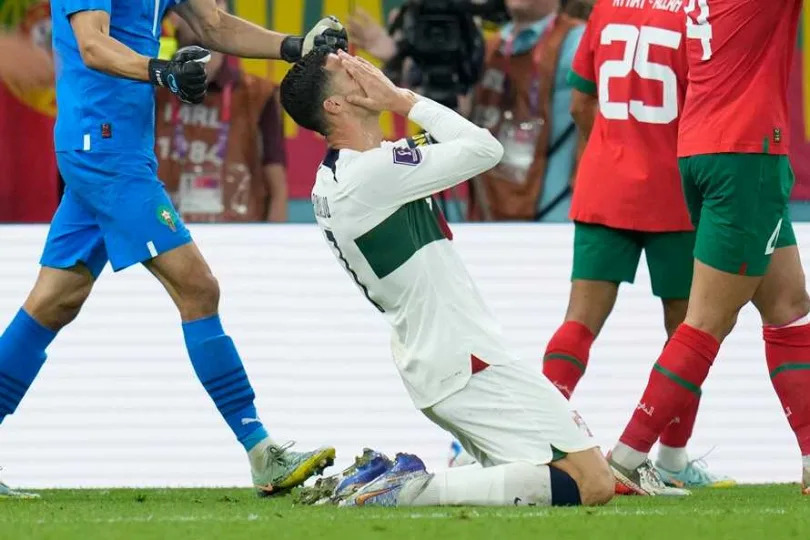 葡萄牙輸掉比賽後C羅跪地痛哭。（圖／達志／美聯社）