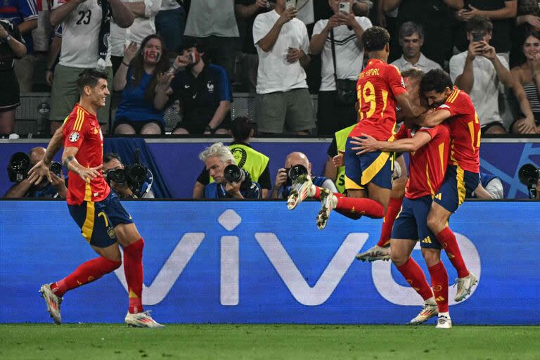 Merecido, España: el festejo es por uno de sus goles, pero también puede ser una celebración de su fútbol en la Eurocopa Alemania 2024.