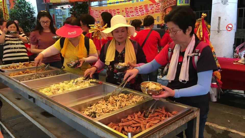 ▲永靖鄉村與社區提供香客豐盛的餐食補給。（頂新和德文教基金會提供）