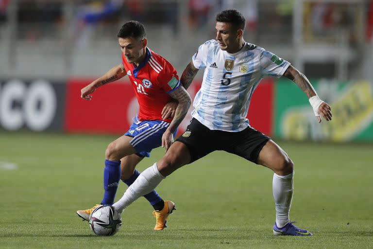 Leandro Paredes pugna con Charles Aranguiz en el triunfo de la Argentina frente a Chile en Calama; el mediocampista de PSG fue amonestado y quedó indisponible para el cruce del martes con Colombia.