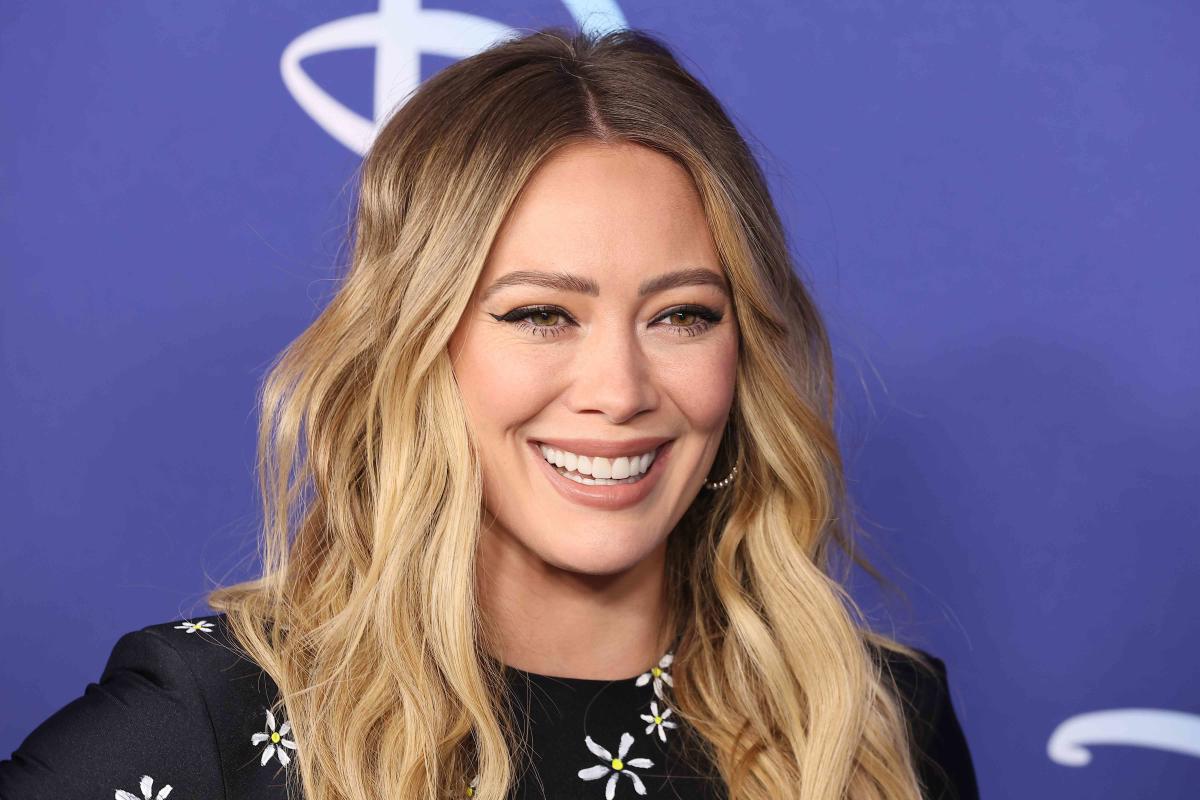 Hilary Duff's Crossbody Bag Reminds Us of This $20  Bag with 21,000+  Five-Star Ratings