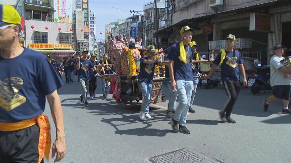 左營廟會遶境 白馬突「甩頭」 牽馬男子濺血送醫