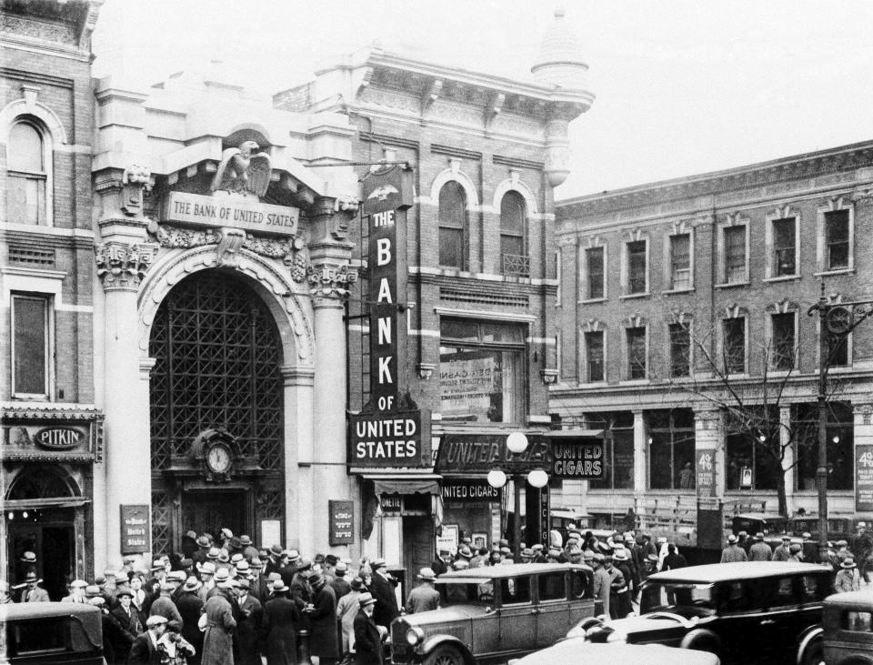 Archivo - Una multitud rodea una sucursal del Bank of the United States en el barrio neotorquino de Brownsville, después de que las autoridades estatales ordenaran su cierre y se hicieran cargo de la institución el 11 de diciembre de 1930. La reciente quiebra del Silicon Valley Bank fue diferente a una avalancha tradicional de retiros bancarios. Involucró a Twitter, memes en internet y mensajes en chats, a una velocidad sin precedentes. (AP Foto/Archivo)