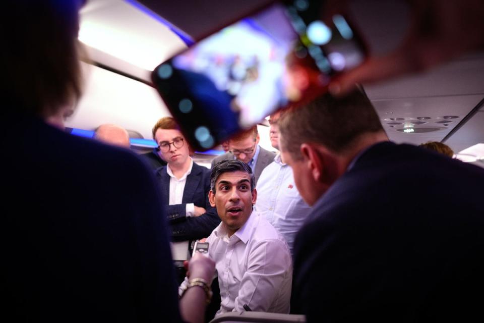 Le Premier ministre Rishi Sunak s'adresse aux journalistes en route vers le G20 (Leon Neal/PA) (PA Wire)