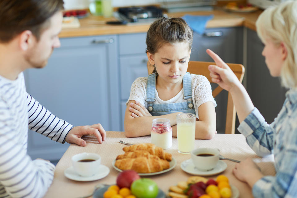 Estudios afirman que los padres autoritarios evitan determinados problemas en el futuro. 