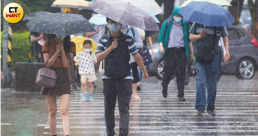 中央氣象署針對北部5縣市發布大雨特報。（示意圖／黃威彬攝）