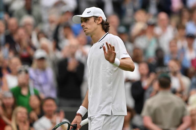 El australiano Alex De Miñaur se bajó del desafío de cuartos de final de Wimbledon ante Novak Djokovic por una lesión de cadera