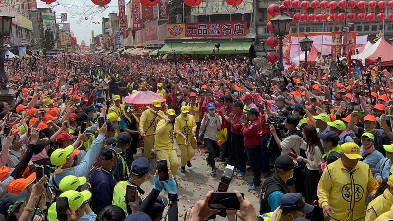 萬人夾道  白沙屯媽祖「三進三退」抵北港朝天宮 苗栗縣通霄鎮白沙屯拱天宮媽祖徒步進香18日凌晨起 駕出發，23日抵達雲林縣北港鎮，媽祖鑾駕中午在萬 人夾道下，「三進三退」進入北港朝天宮。 （北港朝天宮提供） 中央社記者姜宜菁傳真  113年3月23日 