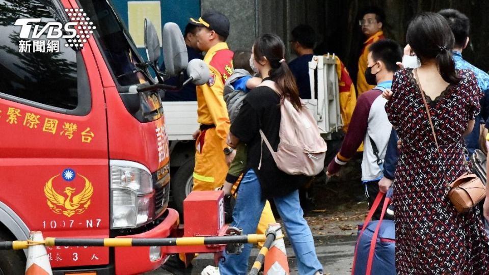 太魯閣遊客獲救下山。（圖／胡瑞麒攝）