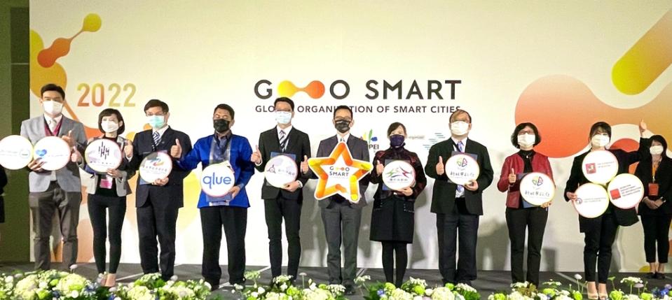 《圖說》2022 GO SMART Award Finalist 合影。〈研考會提供〉