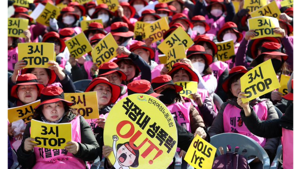 Mujeres surcoreanas protestan contra la desigualdad de género en una marcha de 2018