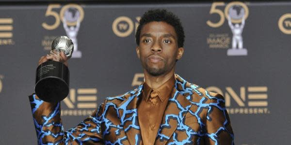 Piden reemplazar estatua de soldado con monumento a Chadwick Boseman en su ciudad natal