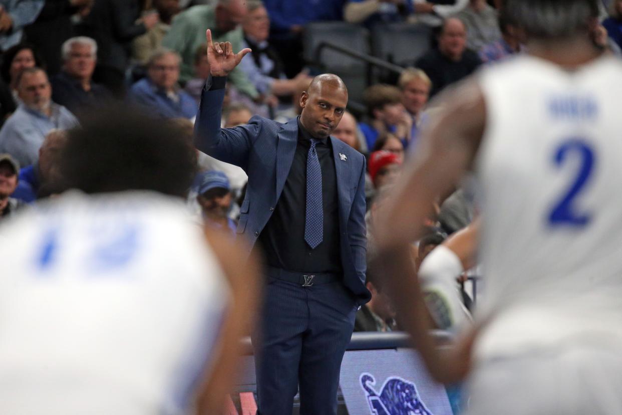 Memphis Tigers head coach Penny Hardaway calls in a play during the first half against the Murray State Racers at FedExForum.