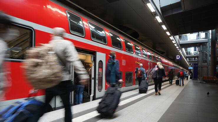 Nur mit mehr Neueinstellungen könne die Bahn die Verkehrsverlagerung erreichen, so der Betriebsrat. Foto: dpa