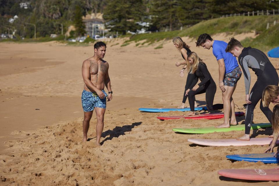 mali hudson leads a surf lesson in home and away