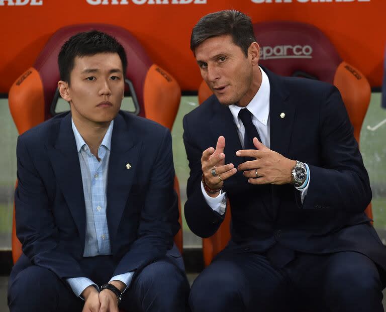 Steven Zhang, presidente de Inter, con su vice, el argentino Javier Zanetti