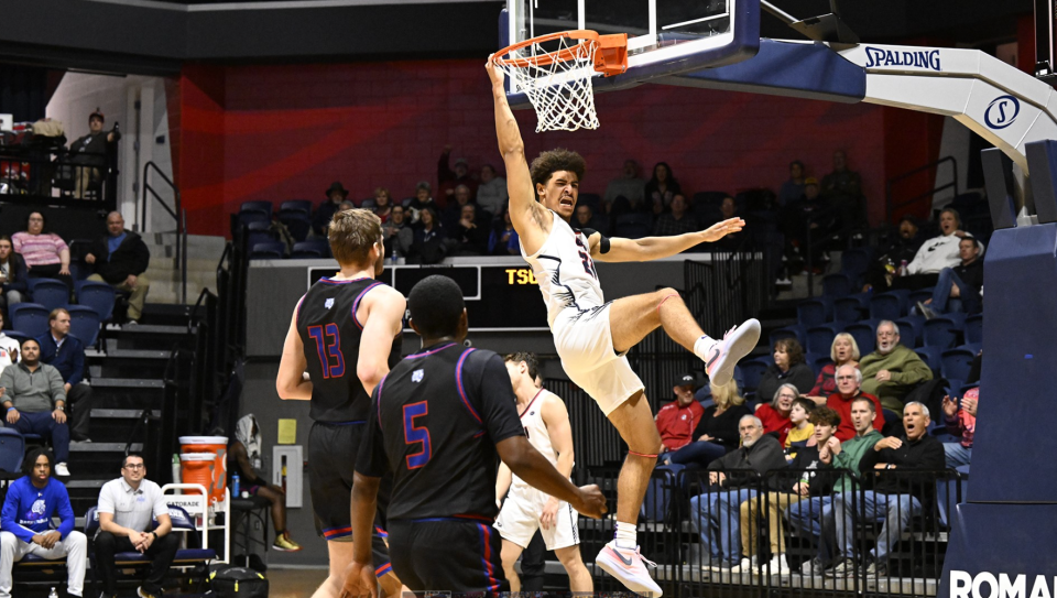 AJ Smith dunks vs. Tennessee State