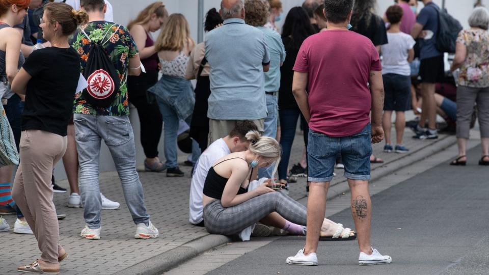 Insgesamt mehr als 1500 Menschen warten bei sommerlichen Temperaturen im Freien auf Einlass in eine Arztpraxis im hessischen Babenhausen.