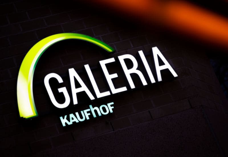 View of the Galeria Kaufhof department store logo in the city center. The department store chain Galeria Karstadt Kaufhof has filed for insolvency at the Essen district court. This was announced by a company spokesperson in Essen on 09 January. Thomas Banneyer/dpa