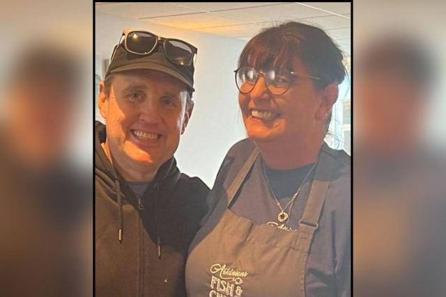 Picture goes viral after comedian Peter Kay descends on Lancs chippy