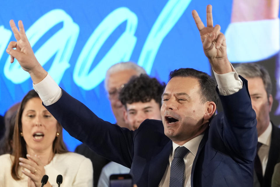 Luís Montenegro, líder de la Alianza Democrática de centroderecha, hace la señal de la victoria a sus simpatizantes tras los comicios de Portugal, el lunes 11 de marzo de 2024, en Lisboa. (AP Foto/Armando Franca)