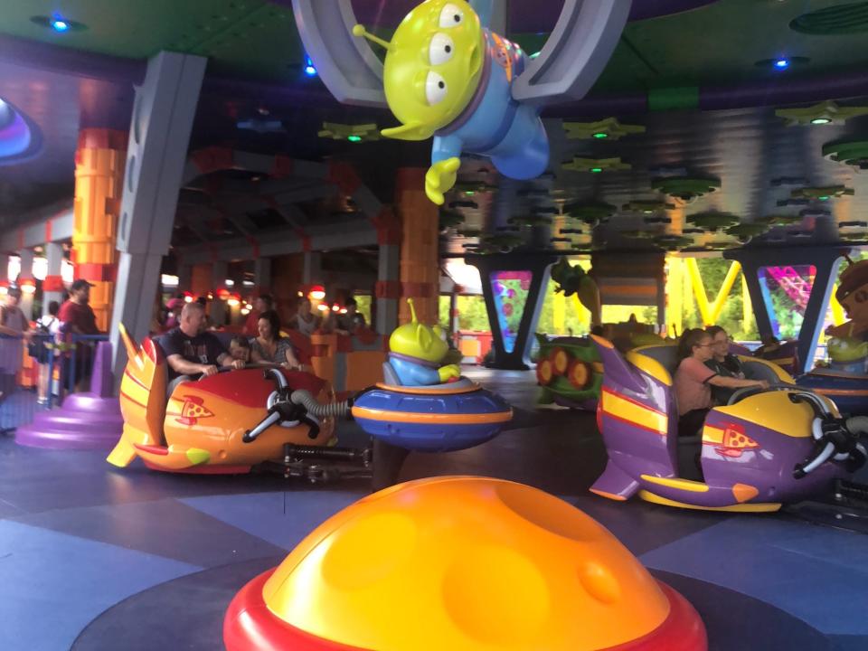 toy story land alien saucers ride