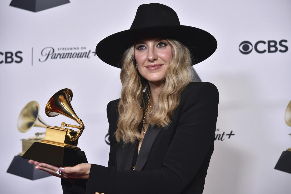 ARCHIVO - Lainey Wilson posa en la sala de prensa con el premio al mejor álbum country por "Bell Bottom Country" durante la 66ª entrega anual de los Premios Grammy el domingo 4 de febrero de 2024 en Los Ángeles. El lanzamiento de "Act II: Cowboy Carter", Beyoncé ha reavivado las discusiones sobre los orígenes del country y su diversidad. (Foto Richard Shotwell/Invision/AP, archivo)