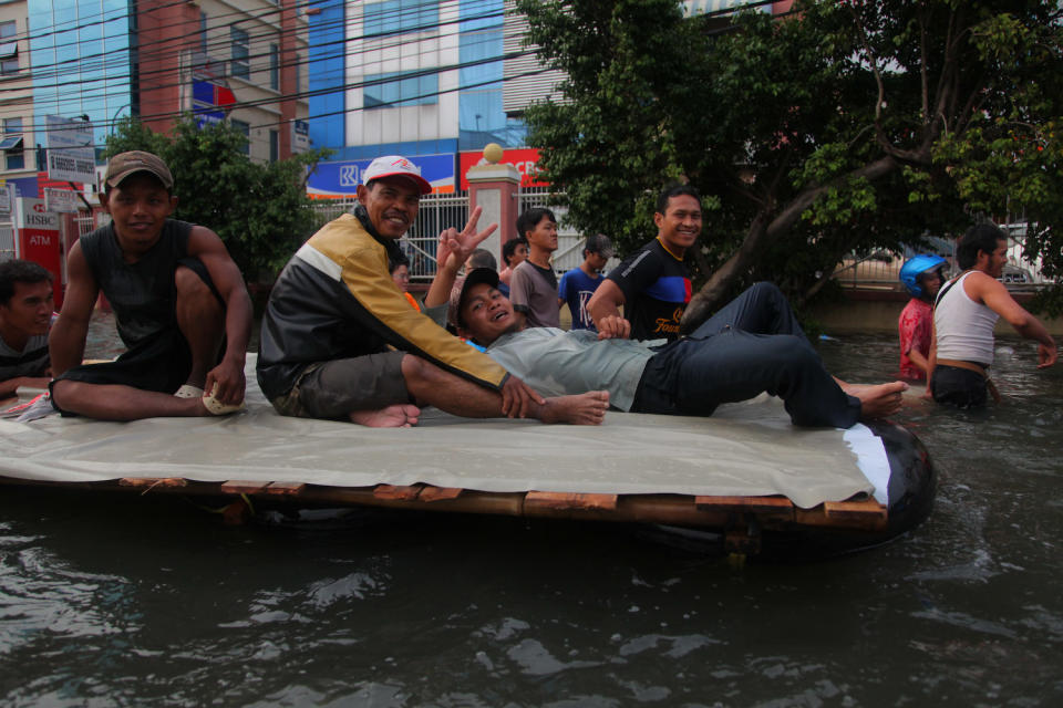: Lima pria tampan yang semangat menembus banjir.