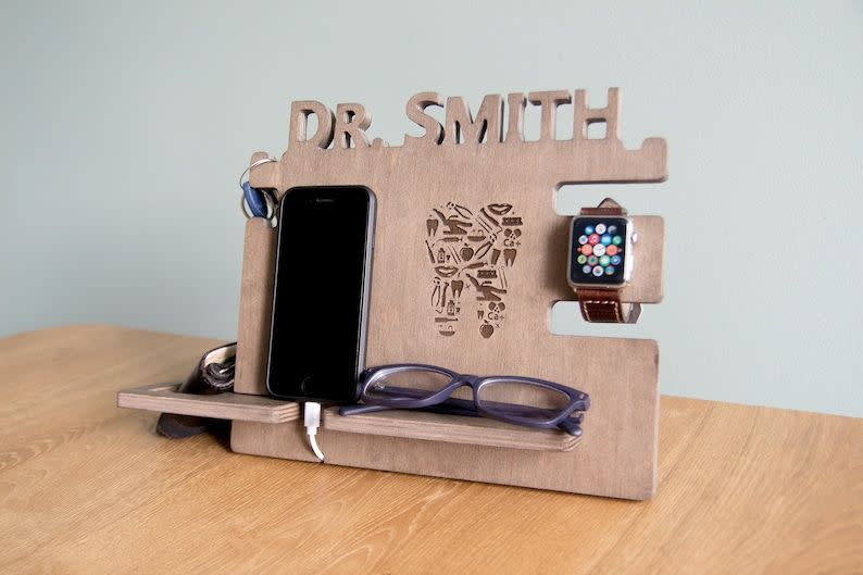 17) Personalized Dentist Docking Station