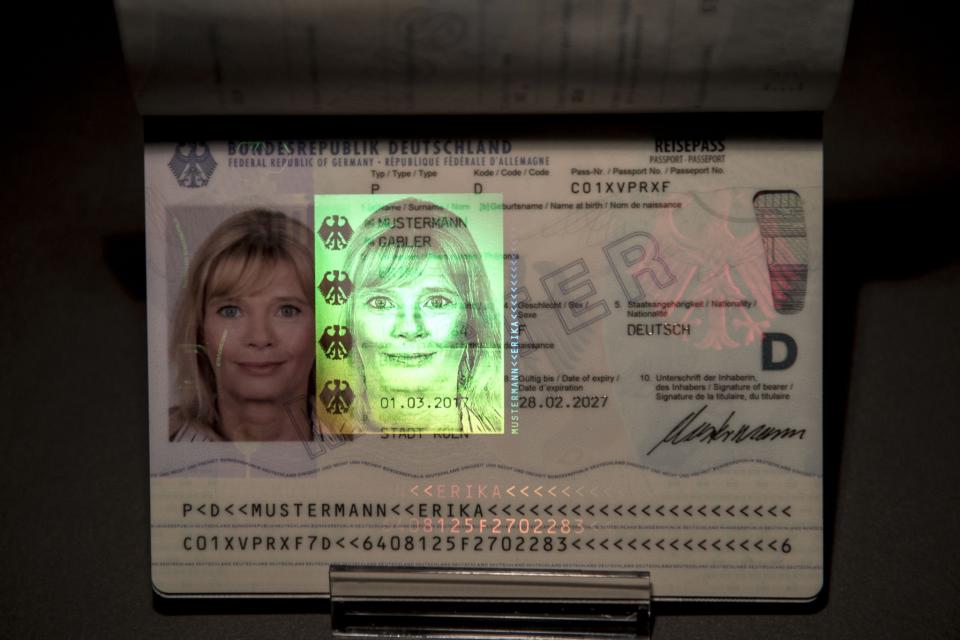 Neben dem Passfoto erscheint nun ein holografisches Lichtbild. (Bild: dpa)