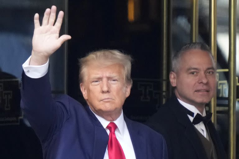 El expresidente de Estados Unidos Donald Trump sale de la Torre Trump para su comparecencia el 4 de abril de 2023 en Nueva York.