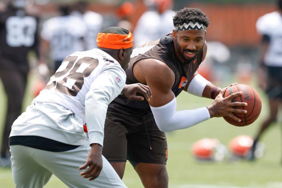 Cleveland Browns defensive end Myles Garrett plays basketball against linebacker Jeremiah Owusu-Koramoah (28) after drills at the NFL football team's practice facility Wednesday, June 7, 2023, in Berea, Ohio. (AP Photo/Ron Schwane)