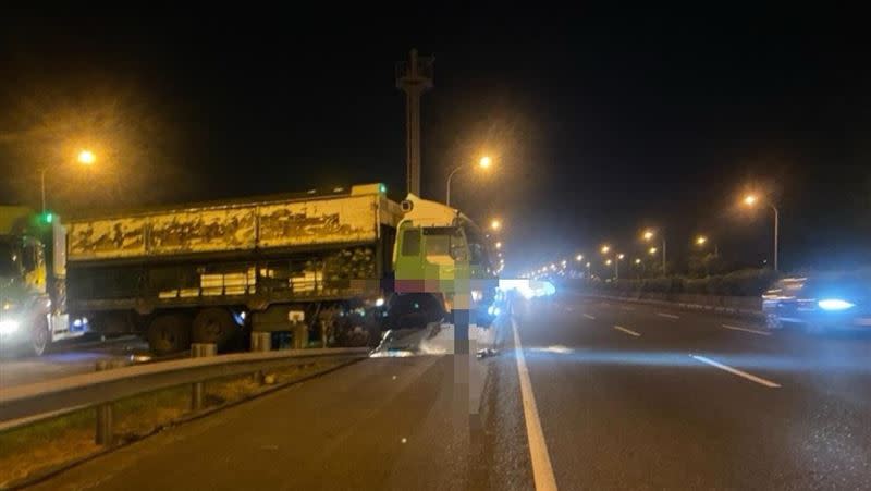 滿載活魚的大貨車疑因恍神，撞破匝道護欄後打橫在高速公路上。（圖／翻攝畫面）