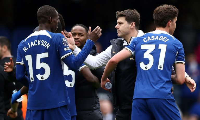 El entrenador Mauricio Pochettino felicita a su jugador Nicolas Jackson, autor de un doblete en la victoria del Chelsea sobre el West Ham en la Premier League. En Londres, el 5 de mayo de 2024 (HENRY NICHOLLS)