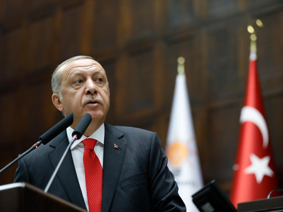 Staatspräsident Erdogan sorgt mit einem neuen Dekret für Aufsehen. (Bild-Copyright: ASSOCIATED PRESS)