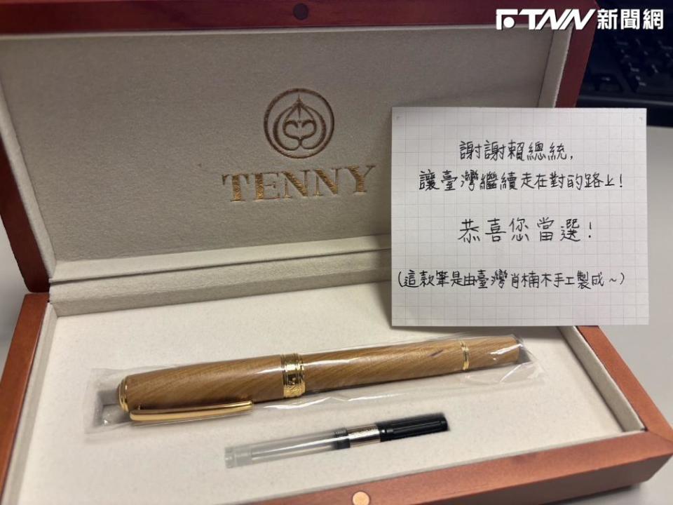 賴清德選用台南麻豆在地品牌「天益鋼筆」打造的肖楠木鋼筆，簽署就任總統後首份公文。（圖／郭冬自提供）