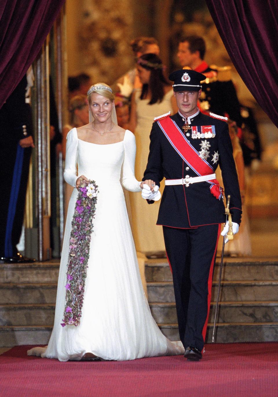 Pese a los impedimentos, los <em>royals </em>pasaron por el altar el 25 de agosto de 2001 en la Catedral del Salvador de Oslo. "No han elegido el camino más fácil, pero el amor ha triunfado", dijo el obispo que los casó. (Foto: Julian Parker / Getty Images)