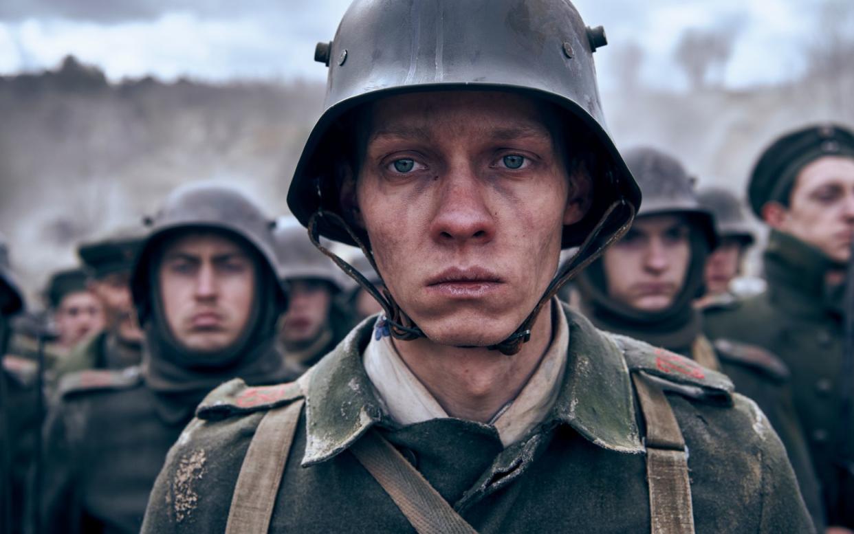 "Im Westen nichts Neues" schildert die Schrecken des Ersten Weltkriegs aus Sicht deutscher Soldaten (im Bild: Felix Kammerer). (Bild: Netflix / Reiner Bajo)