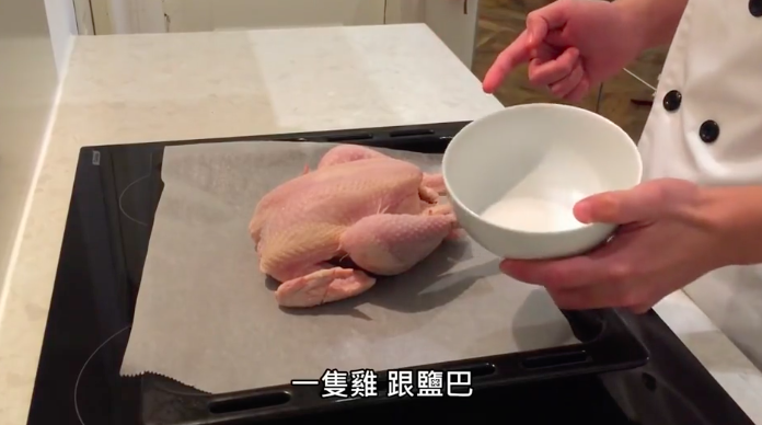 雞放上烤紙，再均勻撒上鹽巴，撒完之後到處抹一抹
