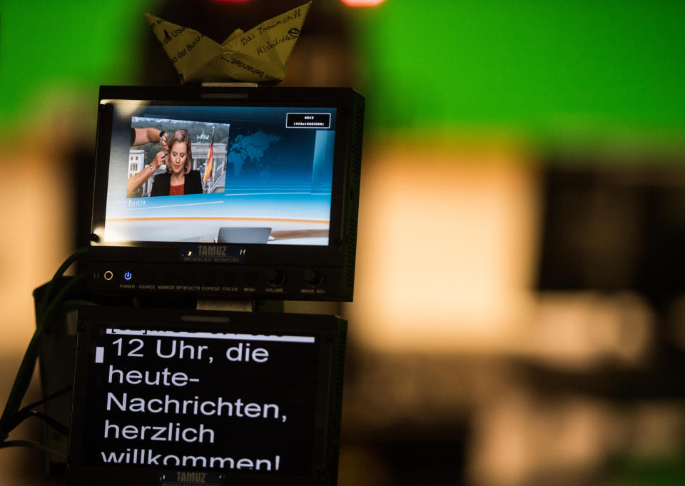 Auf dem Monitor einer Studiokamera ist ZDF-Hauptstadtkorrespondentin Nicole Diekmann zu sehen. Die Reporterin hat mit einer Kurznachricht auf Twitter zunächst eine Welle des Hasses – und dann eine der Solidarität ausgelöst. (Bild: Andreas Arnold/dpa)