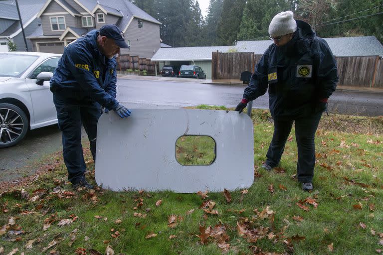 La compuerta fue encontrada en el jardín de una casa, conla suerte de que no lastimó a nadie (AFP)