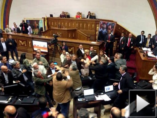 Escena de la disputa en la Asamblea Nacional (Infobae.com)