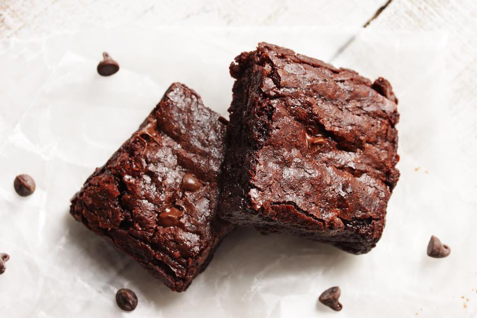 El chocolate negro y sustituir algunos ingredientes nos permite hacer brownies más sanos. Foto: Getty Creative