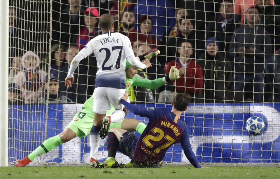 Tottenham midfielder Lucas Moura, left, scores his side's first goal during the Champions League group B soccer match between FC Barcelona and Tottenham Hotspur at the Camp Nou stadium in Barcelona, Spain, Tuesday, Dec. 11, 2018. (AP Photo/Emilio Morenatti)