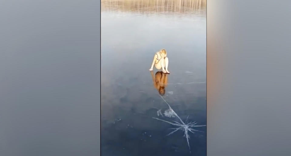 El lago estaba completamente helado pero ella no se da cuenta antes de saltar en bomba. (Créditos: Youtube)