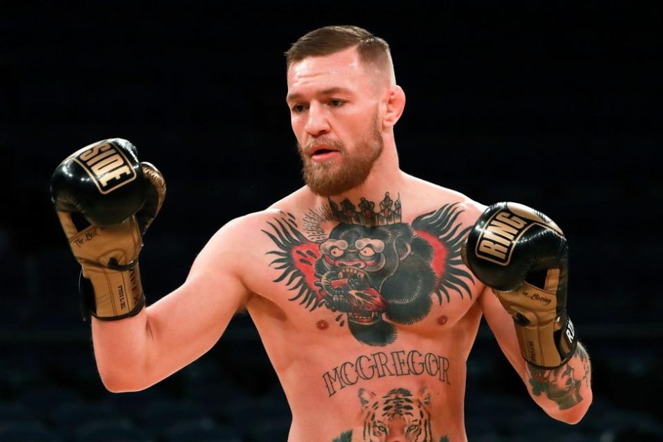 El campeón de peso pluma Conor McGregor luce en su pecho una impresionante cabeza de gorila y otra de tigre en el abdomen. (Foto: Getty)