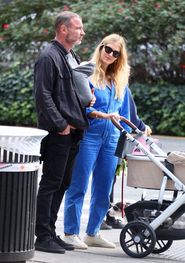 Liev Schreiber y Taylor Neisen con su hijo recién nacido