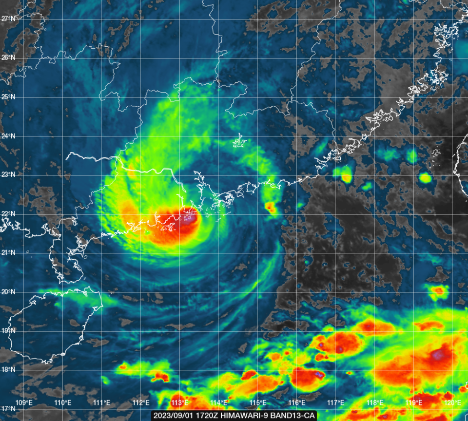 2023 年 9 月 2 日，香港時間上午 1 時 20 分，由向日葵九號（HIMAWARI-9）衛星攝錄的高色調雲圖。雲圖顯示蘇拉移向本港西南方。逐漸遠離，風眼已被填塞。然而，天文台預計暴風以至颶風仍然會影響本港一段時間。