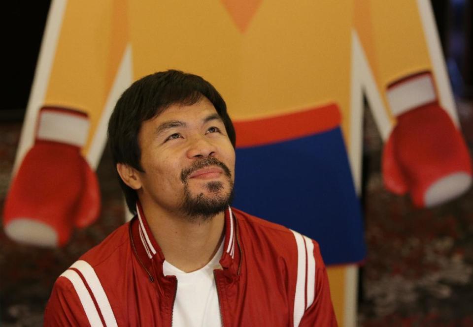 Manny Pacquiao sonríe durante una entrevistsa en Pasay, al sur de Manila, Filipinas, el 16 de septiembre del 2015. Pacquiao dijo a The Associated Press el miércoles que “ahora no estoy concentrado en el boxeo porque solo puedo pelear el año próximo para darle descanso al hombro”. (AP Foto/Aaron Favila)